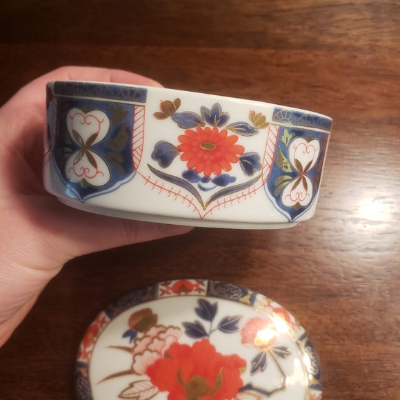 Ashibi Porcelain Lidded Trinket Box - Picture 6 of 10